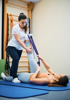 a2z chiropractic physical therapist assisting her patient