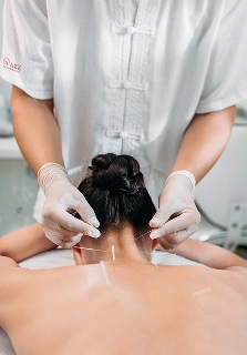 a2z chiropractic woman receiving a soothing back massage